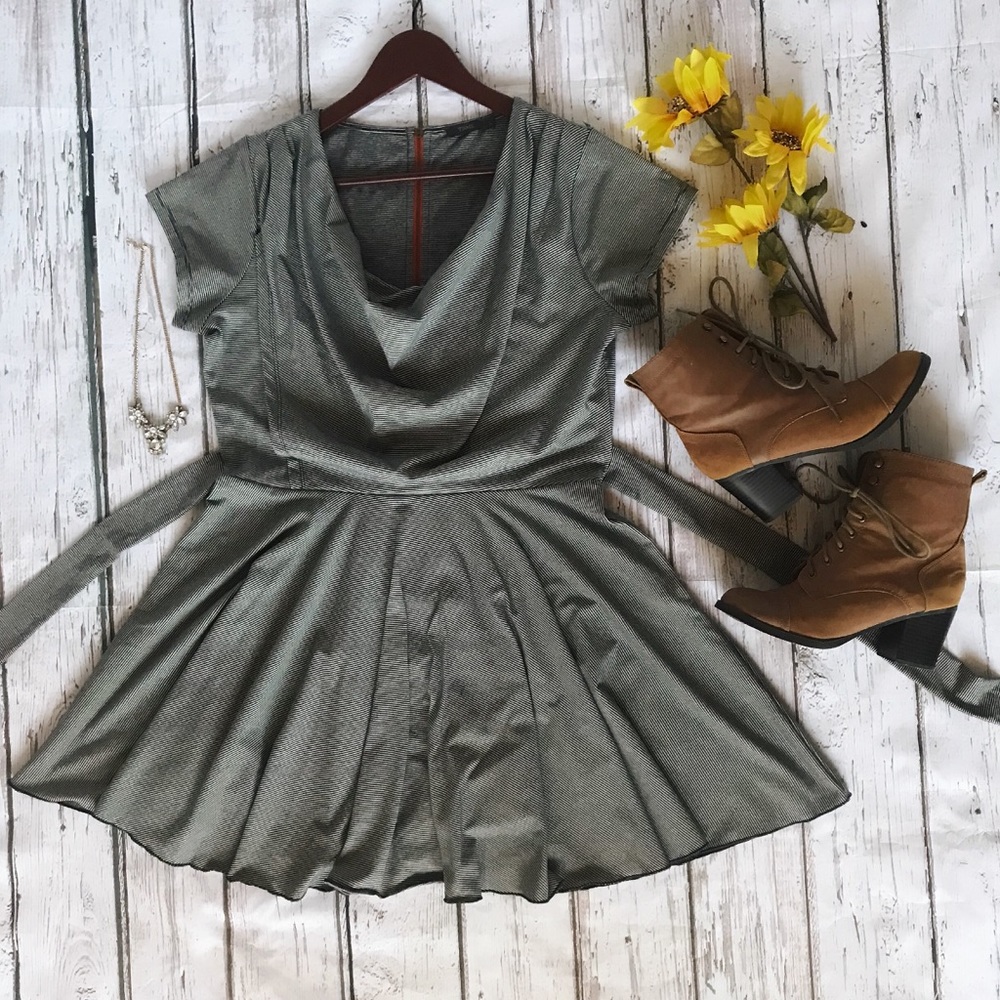 ✨ Cute THML Dress! Sz L ✨